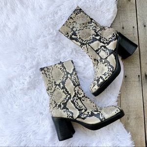 Durango Python Mid Rise Platform Booties Size 9.5